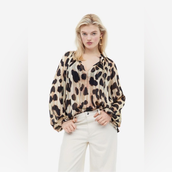 H&M- Ruffle trimmed crepe Blouse (small) - Picture 3 of 3